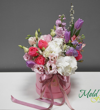 Box with white hydrangea and roses photo 394x433